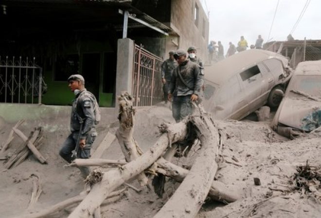 Policiais vasculham área afetada por erupção do Vulcão de Fogo na Guatemala