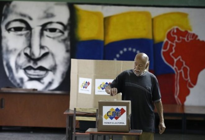 Eleitor deposita seu voto em eleição na Venezuela