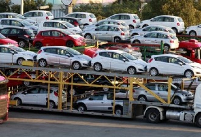 Carros são transportados em caminhão em São Bernardo do Campo, São Paulo