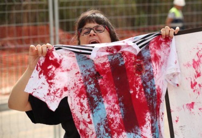 Manifestante protesta do lado de fora de treino da seleção argentina