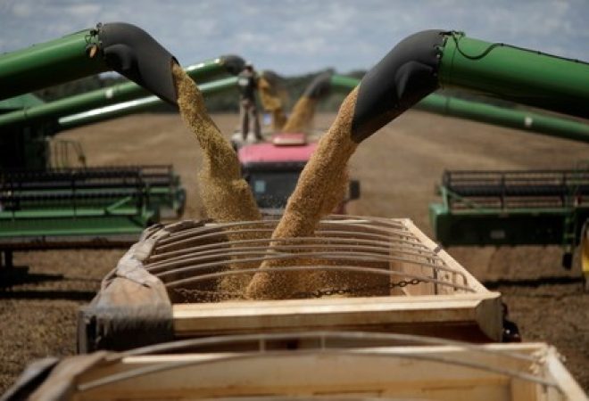 Colheitadeiras em fazenda de Caseara, no Tocantins