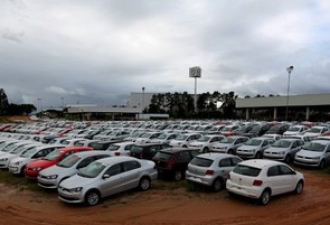 Carros novos estacionados no pátio da fábrica em Taubaté