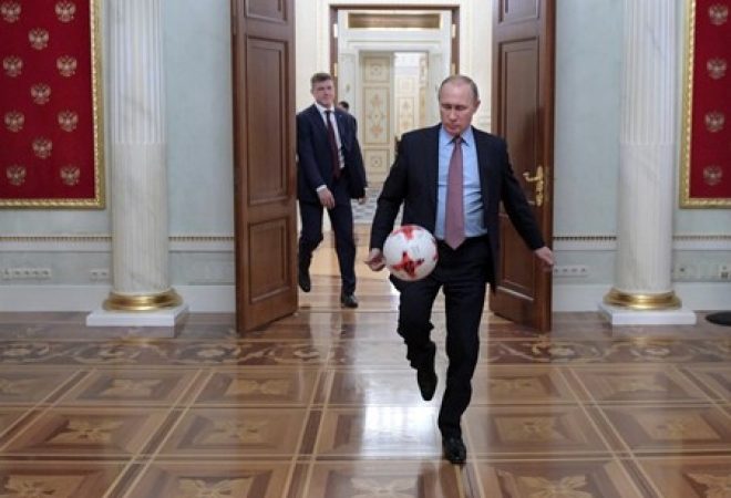 Presidente da Rússia, Vladimir Putin, durante encontro com presidente da Fifa, Gianni Infantino, no Kremlin