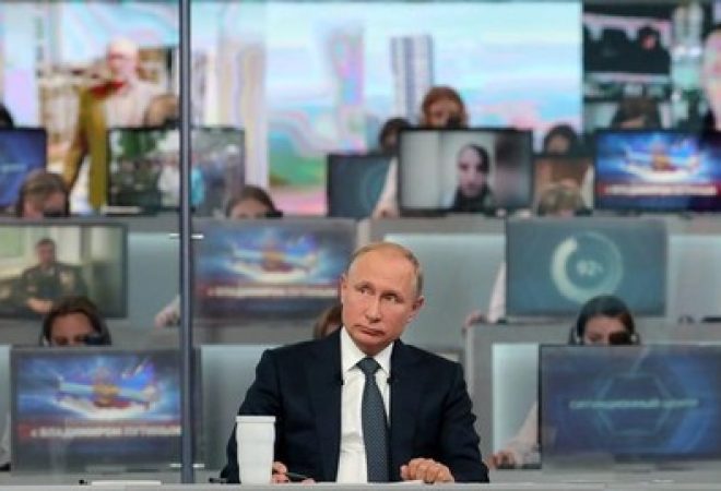 Presidente russo, Vladimir Putin, durante transmissão ao vivo na TV de sessão de perguntas e respostas