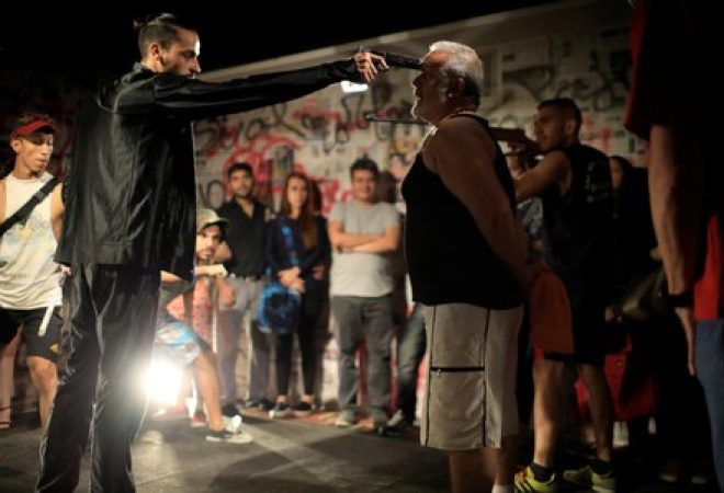 Atores durante encenação de peça em teatro improvisado de Caracas