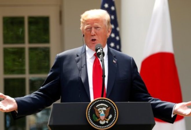 O presidente dos Estados Unidos, Donald Trump, durante coletiva de imprensa com o primeiro-ministro japonês, Shinzo Abe, no jardim da Casa Branca, em Washington