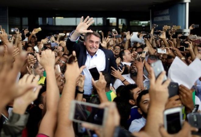 Deputado Jair Bolsonaro em aeroporto de Salvador