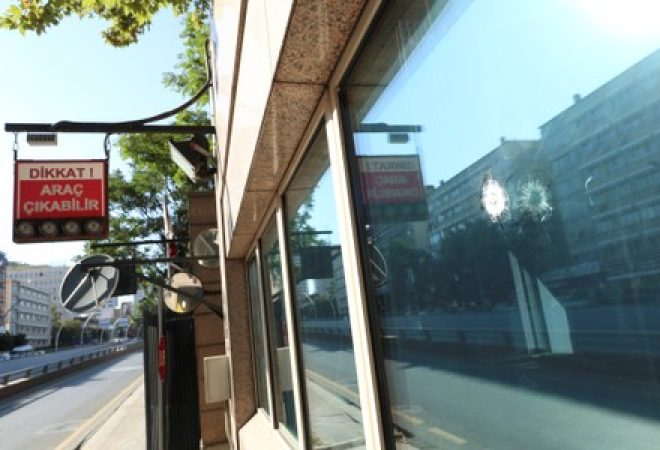 Marcas de tiros em janela da embaixada dos EUA na Turquia