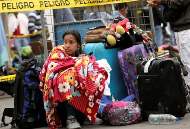 Migrante venezuelana espera em fila para registrar sua entrada no Equador em Tulcan
