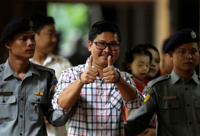 Polícia escolta jornalista da Reuters Wa Lone na chegada a tribunal para audiência em Yangon