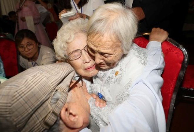 Familiares norte-coreanos e sul-coreanos se reencontram