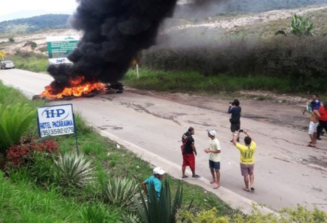 Brasileiros queimam pneus em Pacaraima
