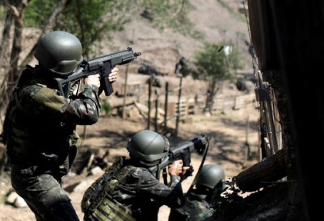 Soldados do Exército durante operação no Complexo do Alemão, no Rio de Janeiro