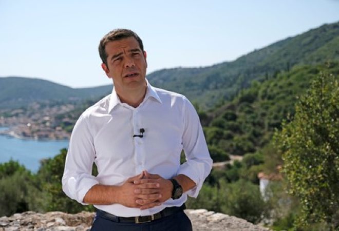 Premiê grego Tsipras faz pronunciamento na ilha de Ítaca