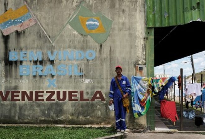 Venezuelano que trabalhou em uma empresa de petróleo posa depois de mostrar seus documentos no controle da fronteira Brasil/Venezuela em Pacaraima