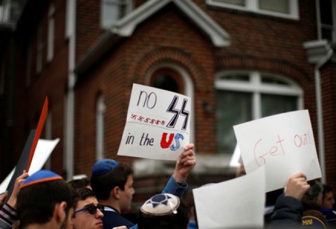 Estudantes protestam em frente à casa de Jakiw Palij em Nova York
