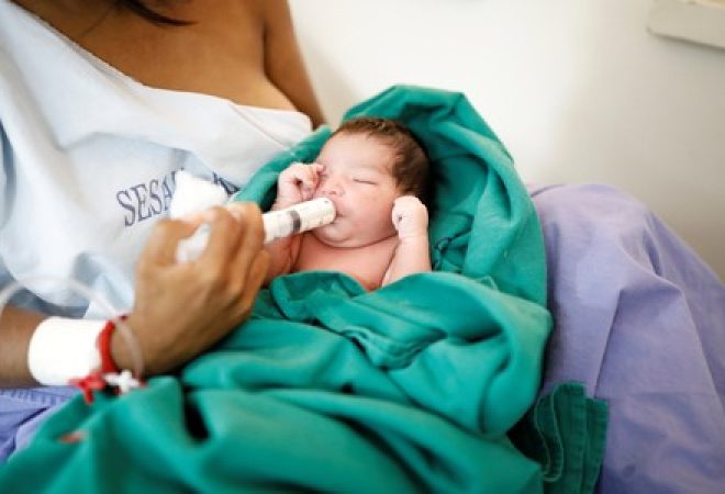 Maria Teresa Lopez alimenta sua filha recém-nascida em hospital maternidade de Boa Vista
