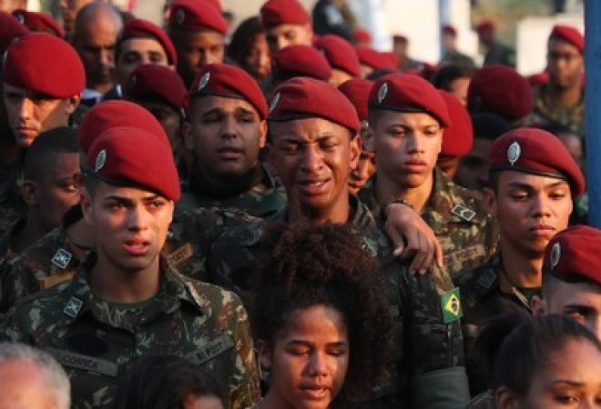 Militares durante enterro de soldado morto em operação em favelas do Rio