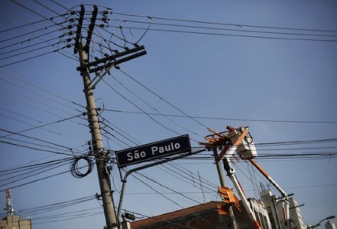 Técnico elétrico trabalha no centro de São Paulo