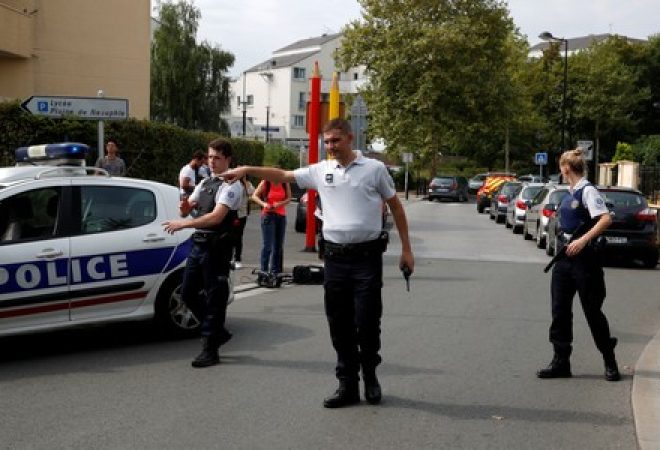 Policiais franceses na rua após homem matar duas pessoas em Trappes, perto de Paris
