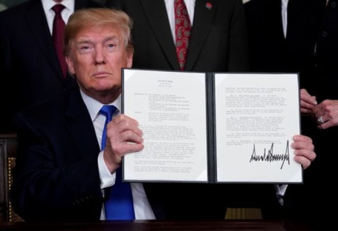Presidente dos EUA, Donald Trump, ao anunciar imposição de tarifas contra produtos chineses na Casa Branca