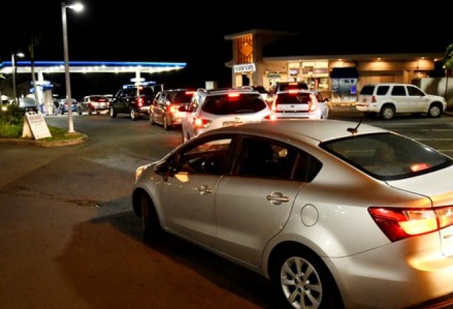 Fila de carros em posto de gasolina de Honolulu, no Havaí