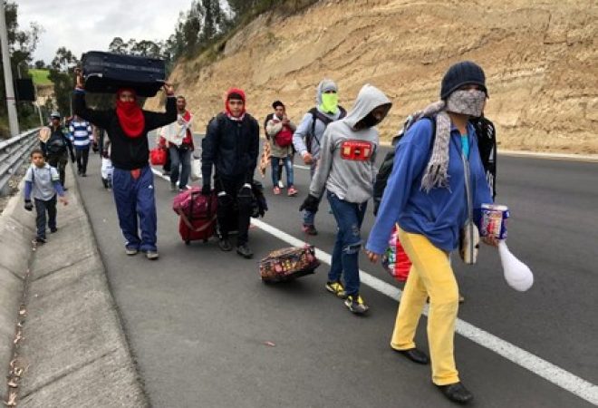 Migrantes venezuelanos caminham por estrada do Equador para o Peru