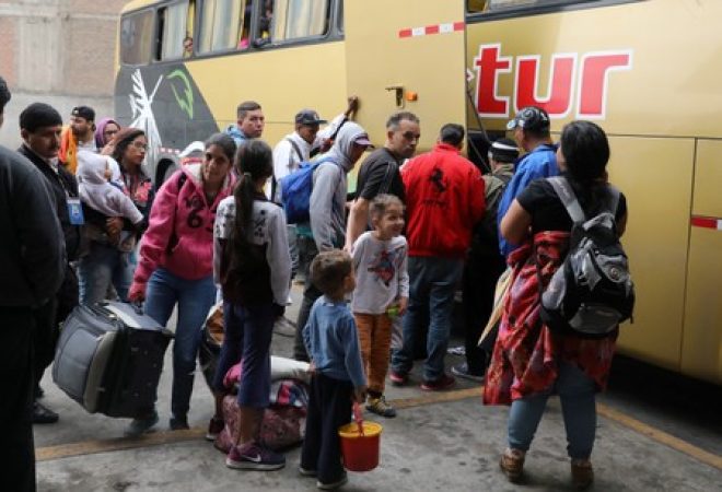 Migrantes venezuelanos chegam a Lima de ônibus