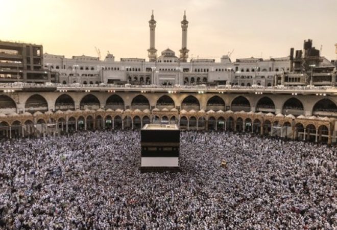 Peregrinos muçulmanos fazem orações na cidade sagrada de Meca