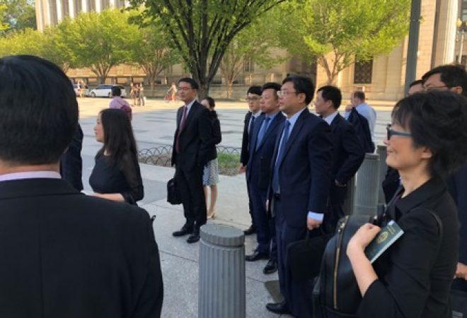 Representantes chineses aguardam em Washington para negociações sobre comércio com EUA