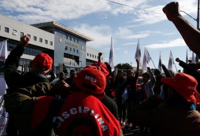 Apoiadores do ex-presidente Lula cantam em frente à Polícia Federal em Curitiba