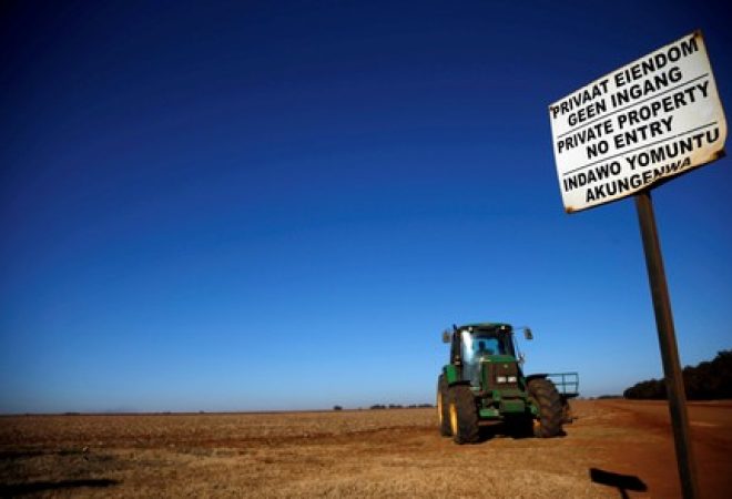 Placa com aviso de "não entre" em fazenda na África do Sul