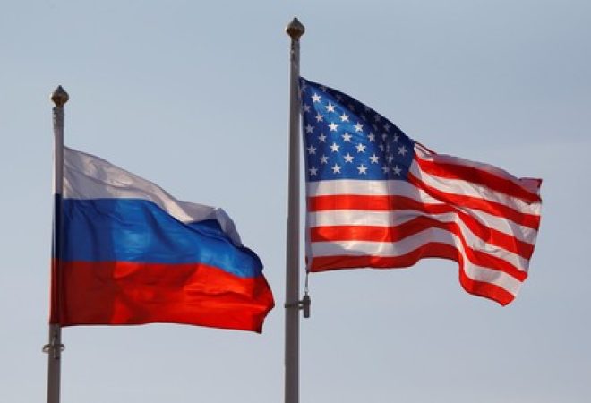 Bandeiras dos EUA e da Rússia