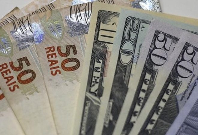 Notas de reais e dólares em foto ilustrativa