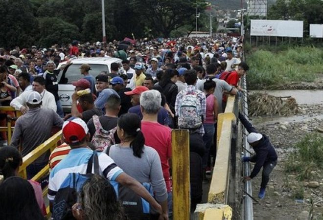 Fila de pessoas para atravessar fronteira da Venezuela com a Colômbia