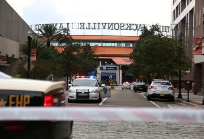 Polícia isola local de ataque a tiros em Jacksonville, na Flórida
