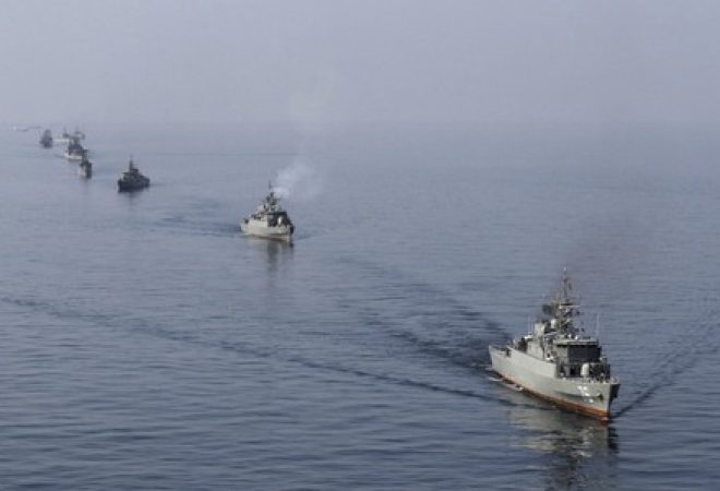 Navios iranianos participam de parada no mar de Omã, perto do Estreito de Hormuz