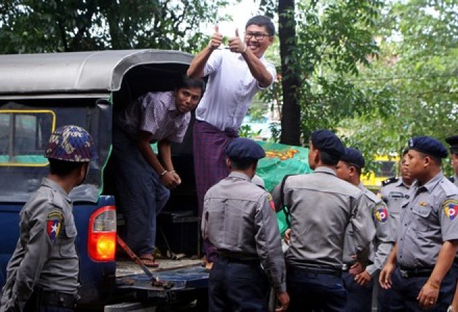 Jornalistas da Reuters presos em Mianmar Wa Lone e Kyaw Soe Oo chegam a tribunal de Yangon