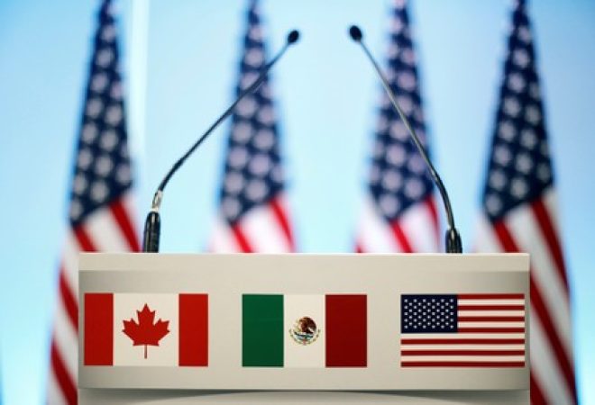 Bandeiras de Canadá, México e EUA em púlpito para pronunciamento sobre o Nafta