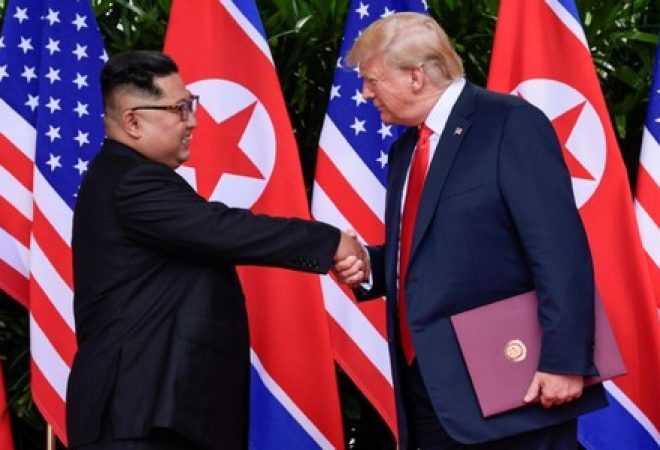 Presidente dos EUA, Donald Trump, e líder da Coreia do Norte, Kim Jong Un, durante cúpula em Cingapura