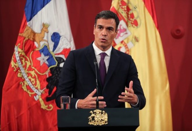 Premiê espanhol, Pedro Sánchez, discursa em Santiago
