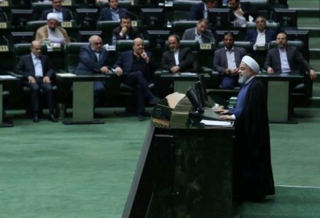 Presidente do Irã, Hassan Rouhani, fala ao Parlamento em Teerã