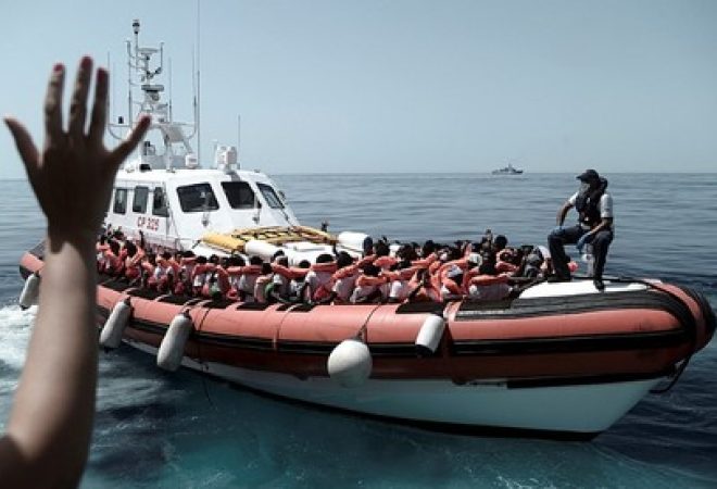 Imigrantes resgatados por barco de ajuda humanitária no mar Mediterrâneo
