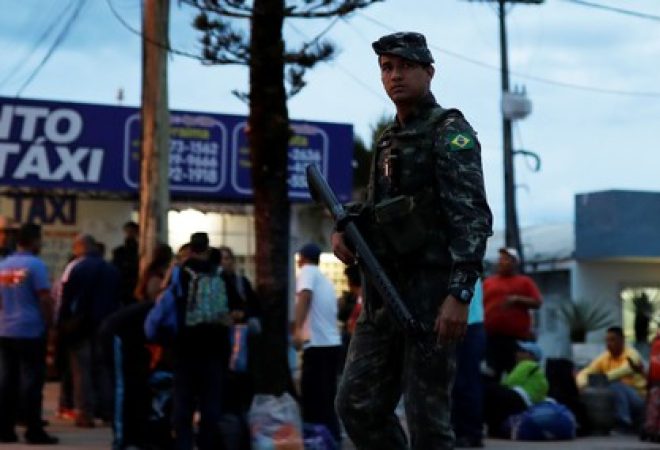 Soldado perto de controle de fronteira em Pacaraima