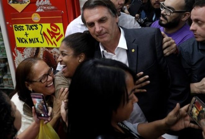 Candidato do PSL à Presidência, Jair Bolsonaro, caminha em mercado popular no Rio de Janeiro