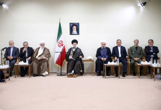 Presidente iraniano, Hassan Rouhani, e seu gabinete durante reunião com o líder supremo do país, aiatolá Ali Khamenei, em Teerã