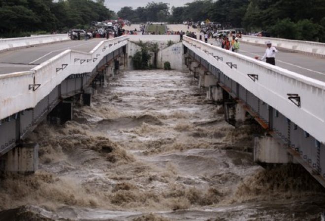 Ponte danificada por rompimento de barragem em Mianmar