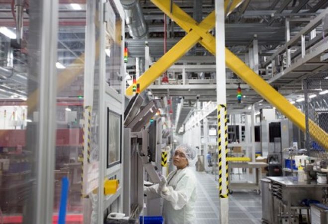 Funcionária trabalha em fábrica de painéis solares em Oregon, Estados Unidos