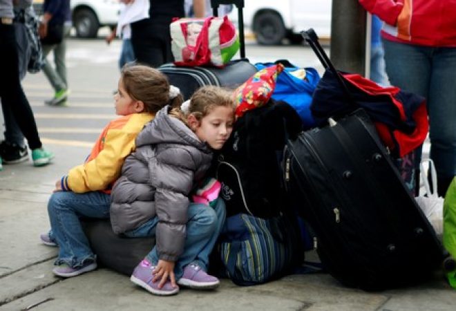 Imigrantes venezuelanos na fronteira do Peru com o Equador
