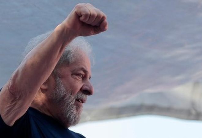 Ex-presidente Luiz Inácio Lula da Silva participa de um protesto em frente ao sindicato dos metalúrgicos em São Bernardo do Campo